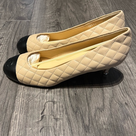 CHANEL Shoes - Chanel 2014 Interlocking CC Logo Pumps